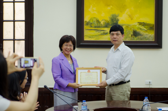 Trao bằng khen cho bà Sun Lei vì những đóng góp vào sự phát triển của giáo dục Việt Nam